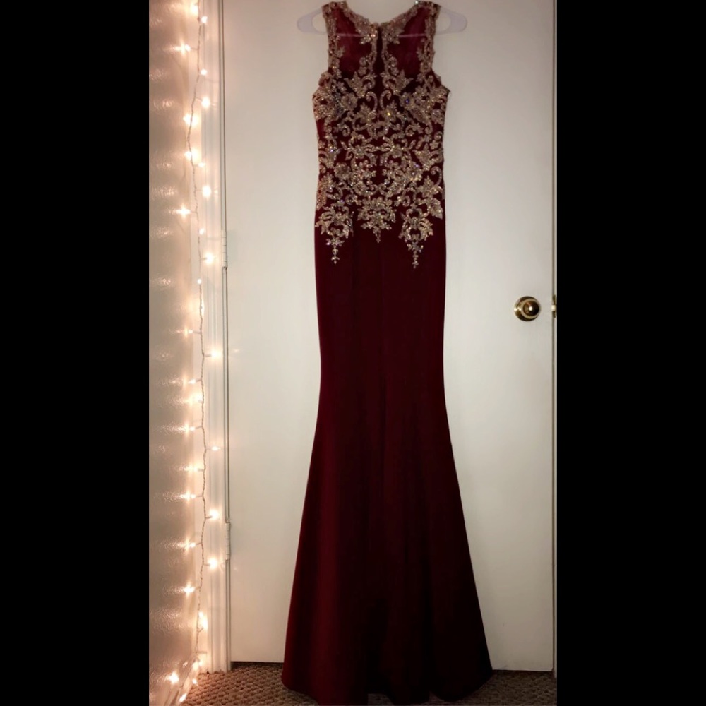 Prom dress burgundy color.